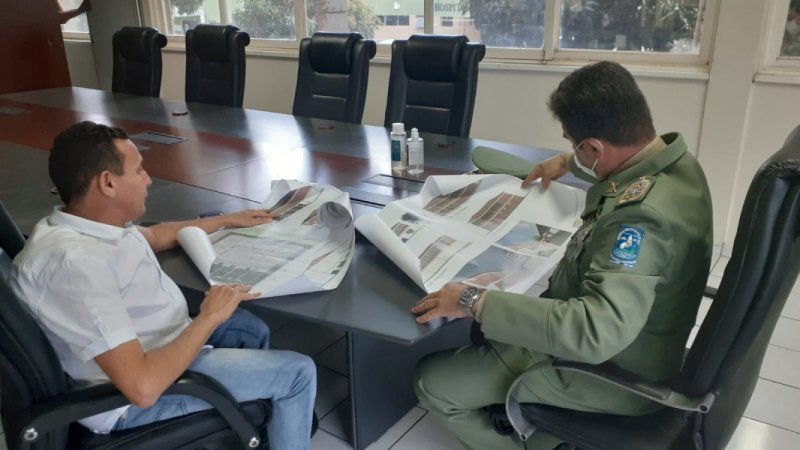 Secretrio Mauro Eduardo em reunio com o comandante da Polcia Militar, coronel Scheiwann Lopes