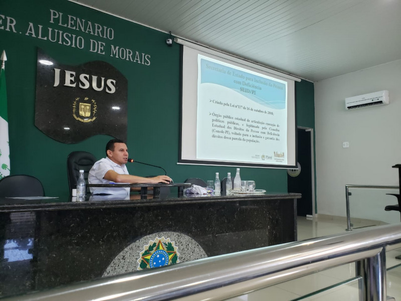 Secretário Mauro Eduardo palestrando