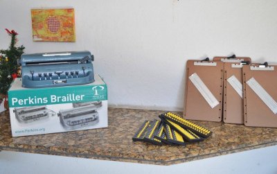 SEID e SEDUC entregam equipamentos de ensino em braile para CAP