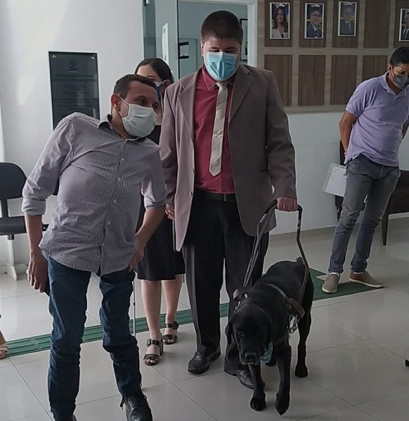 Pessoas com deficiência visual têm direito de ingressar em estabelecimentos acompanhadas de cão-guia