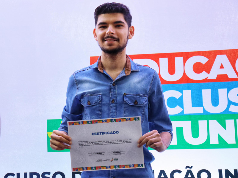 Alunos com deficiência recebem certificados do Curso de Formação Inicial e Continuada