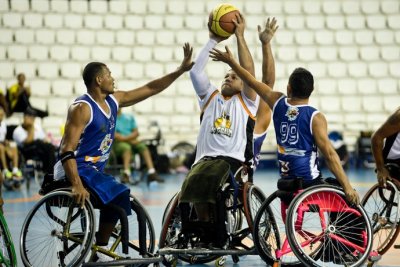 Seid e Fundespi entregam cadeiras de rodas adaptadas para a prática do basquete