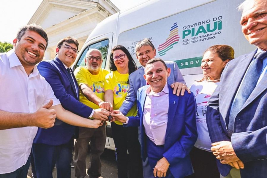 Governador entrega veículos para o fortalecimento de ações voltadas às pessoas com deficiência