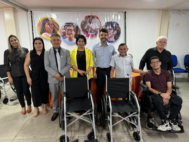 Seid entrega cadeiras de rodas que vão beneficiar os alunos com deficiência da Uespi
