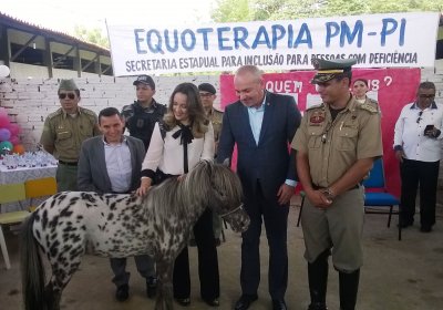 Centro de Equoterapia da Polícia Militar recebe doação de pônei e micro-ônibus