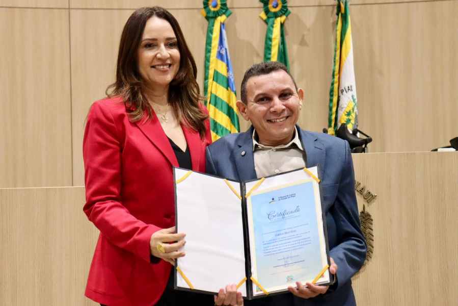 Secretário da Seid é homenageado pelo TCE-PI com Certificado de Reconhecimento