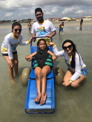 Alunos da Apae de Buriti dos Lopes têm banho de mar assistido no Piauí Praia Acessível