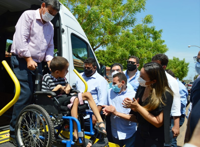 Governo realiza entrega de van adaptada para a Apae de União