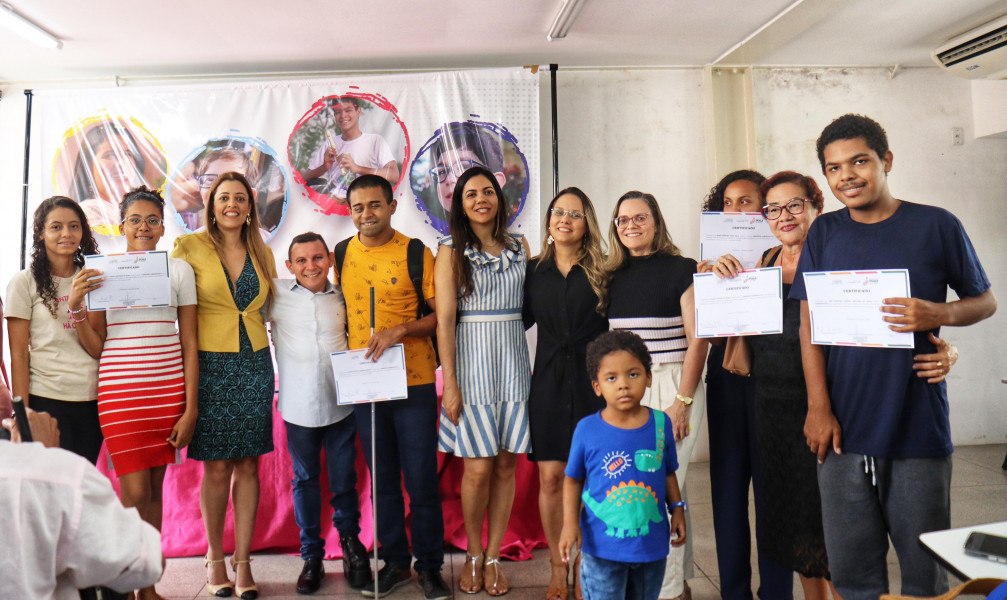Alunos das primeiras turmas do Curso de Formação Inicial e Continuada recebem certificação