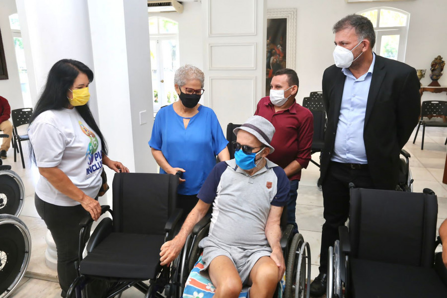 Seid doa cadeiras de rodas para a Associação dos Deficientes Físicos de Teresina (Adeft)